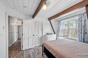 5 bedrooms, iron/ironing board, WiFi, bed sheets