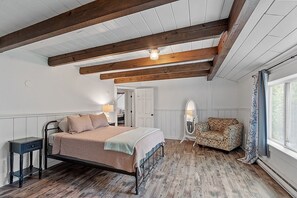 5 bedrooms, iron/ironing board, WiFi, bed sheets