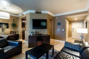 Smart TV, caminetto, libri, impianto stereo