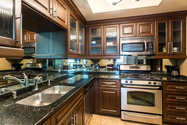 Frigorifero, microonde, forno, piano cottura