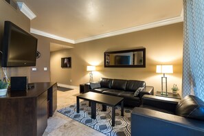 Smart TV, caminetto, libri, impianto stereo