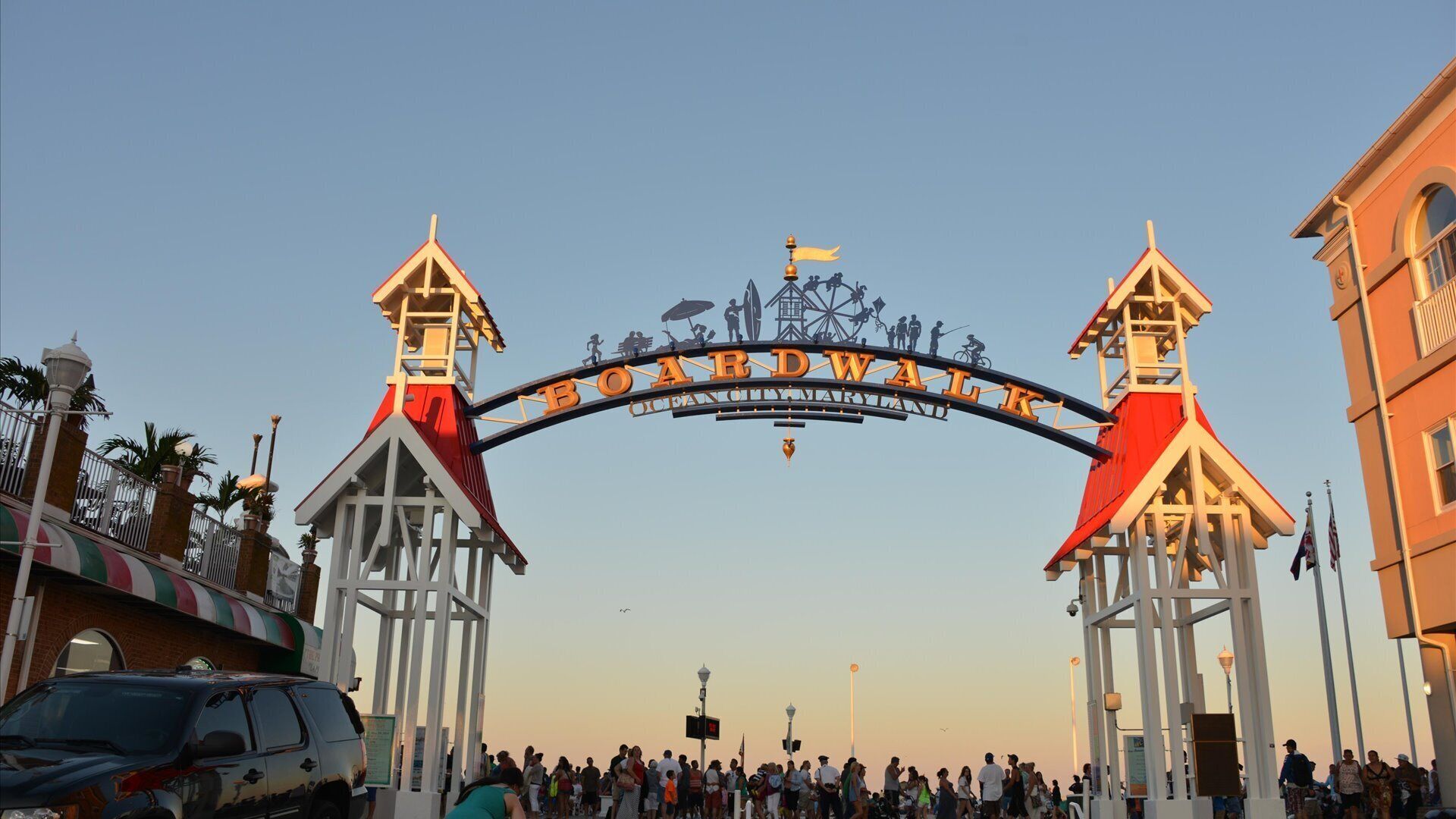 Un gran arco con el texto "BOARDWALK OCEAN CITY MARYLAND" y una bandera encima.