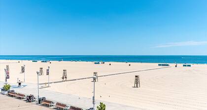 🏖️FABULOUS Boardwalk Oceanfront unit, Renovated with Pella noise reduction doors  🏖️