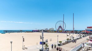 On the beach - 🏖️FABULOUS Boardwalk Oceanfront unit, Renovated with new furniture, doors and windows 🏖️ (Ocean City)