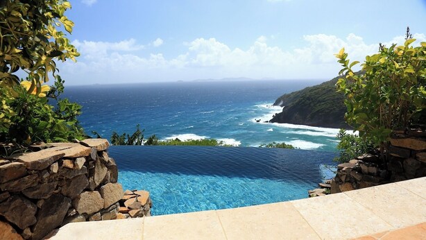 A stone pool with a view of the ocean and a rocky cliff. - Elegant Villa in Private Hope Bay. Infinity Pool with Sea View. (Bequia)