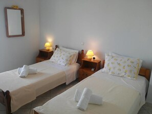Hypo-allergenic bedding, desk, blackout curtains, soundproofing - The Beach House (Lefkada)