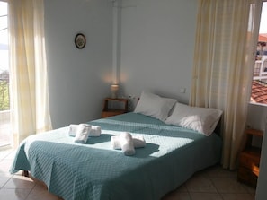Hypo-allergenic bedding, desk, blackout drapes, soundproofing - The Beach House (Lefkada)
