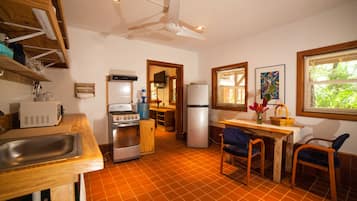 Casa Escultura 1 | Cocina privada | Horno, parrilla de estufa y utensilios de cocina