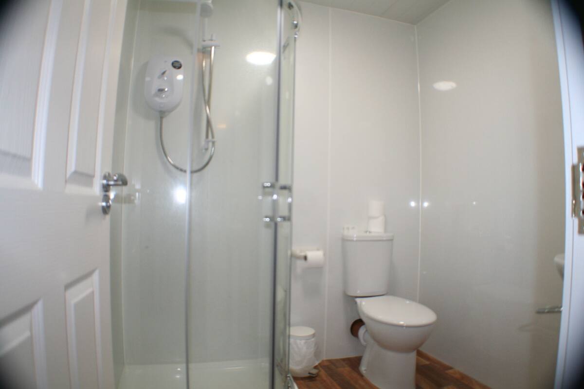 Habitación doble estándar, 1 cama matrimonial, para no fumadores | Baño | Regadera y toallas