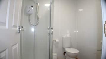 Standard Double Room, 1 Double Bed, Non Smoking | Bathroom | Shower, towels