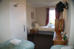 Standard-Dreibettzimmer, 3 Einzelbetten, Nichtraucher | Individuell dekoriert, individuell eingerichtet, Schreibtisch