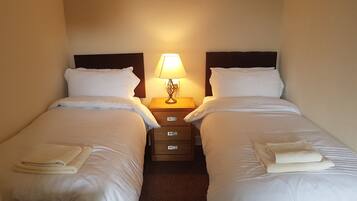 Kamar Triple Standar, 3 Tempat Tidur Twin, Bebas Asap Rokok | Didekorasi berbeda-beda dan dilengkapi dengan perabotan berbeda-beda