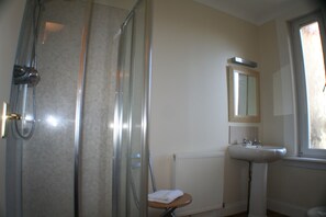 ห้องสแตนดาร์ดทริปเปิล, เตียงเดี่ยว 3 เตียง, ปลอดบุหรี่ | ห้องน้ำ | ฝักบัว, ผ้าเช็ดตัว