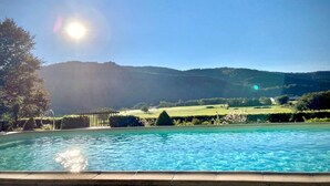 Una piscina con vistas a un paisaje montañoso.