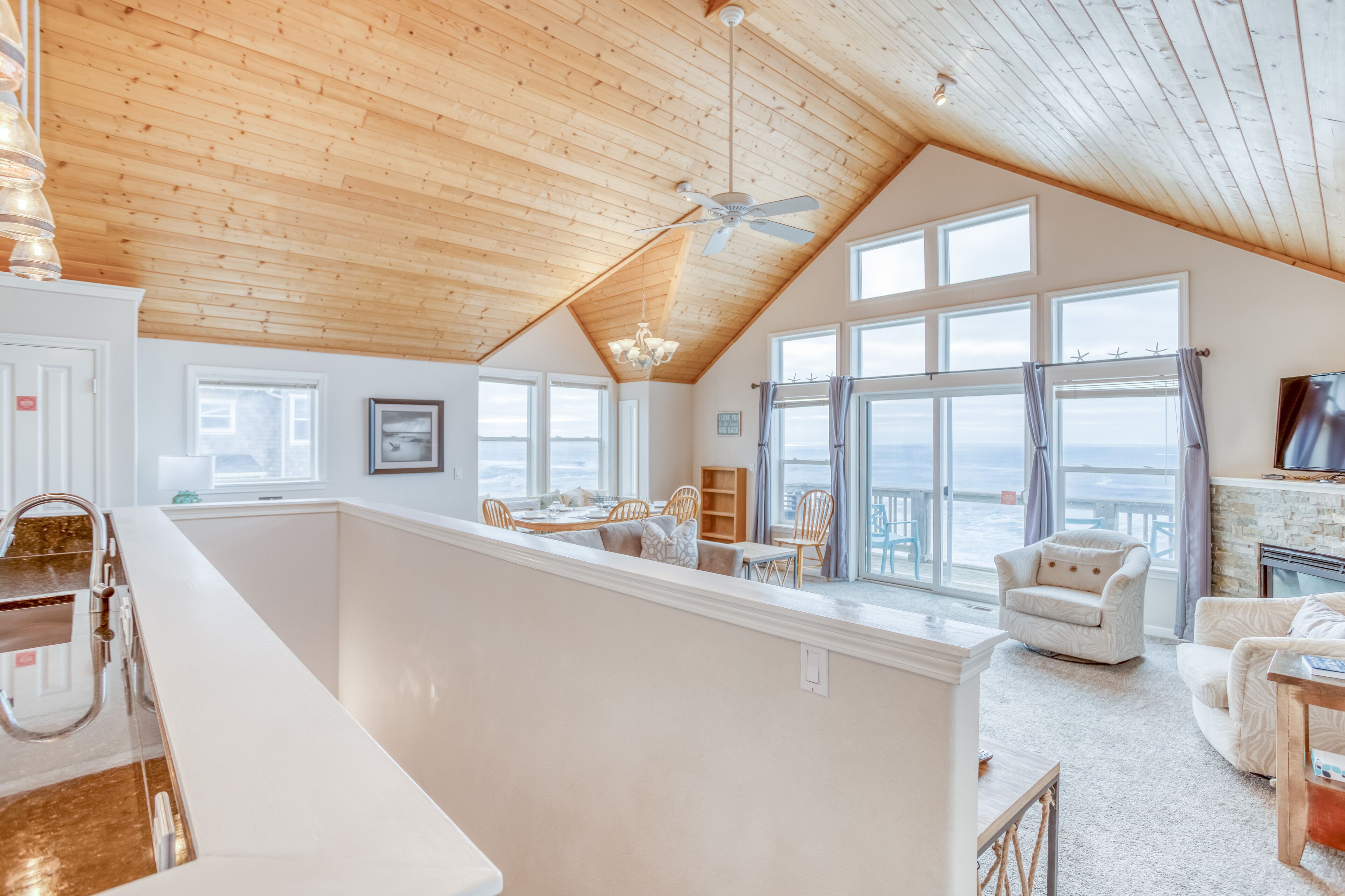 Oceanfront Bella Beach Beauty has Two Decks, Upper Floor Great Room, King Suite!