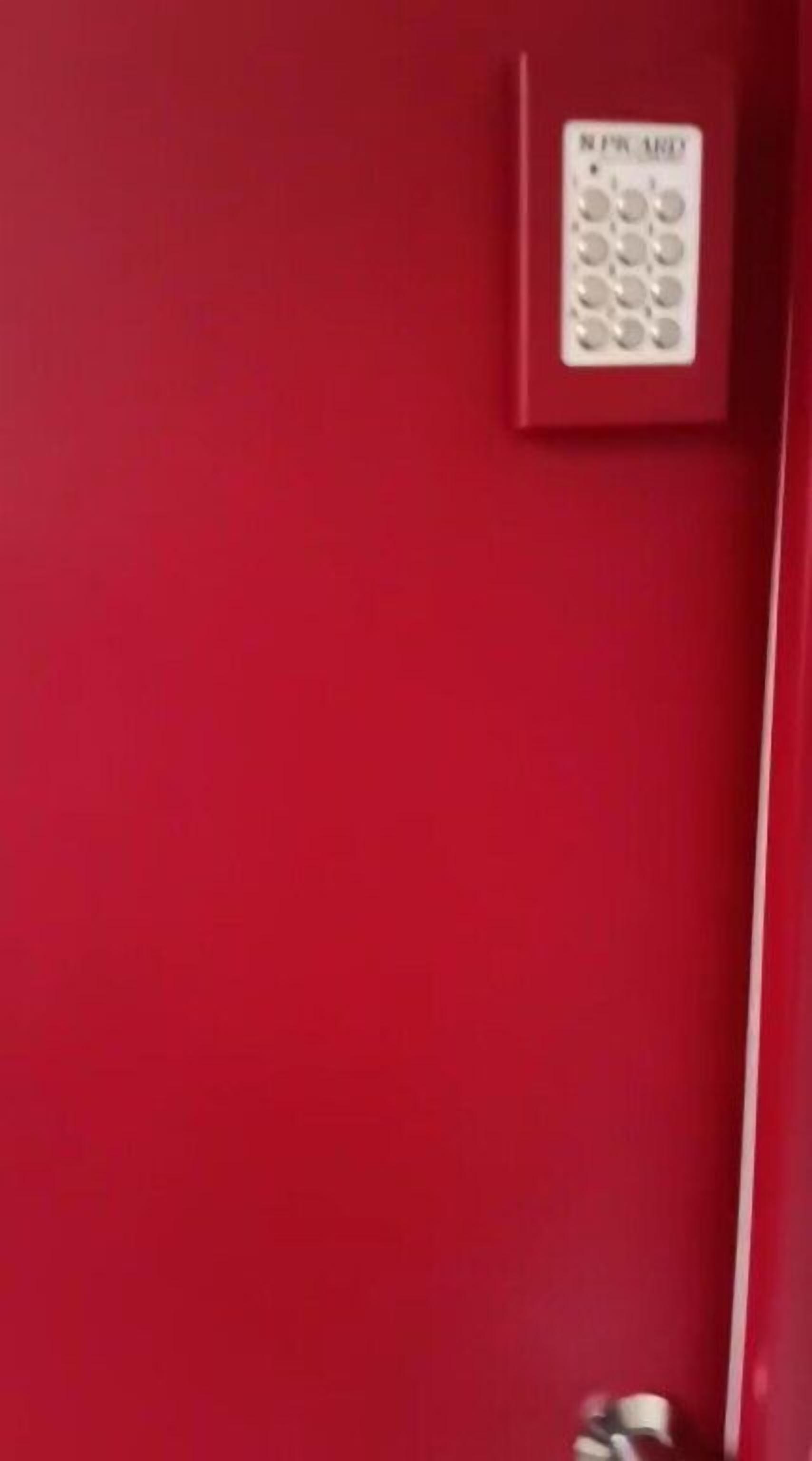 Eine rote Wand mit einem Sicherheitstastenfeld.