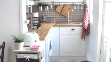 Een koelkast, een microgolfoven, een kookplaat