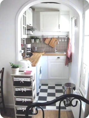 Réfrigérateur, micro-ondes, plaque de cuisson, cafetière/bouilloire