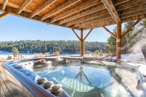 Black Hills Cabin Retreat Near Deadwood and Sturgis with Hot Tub and Deck Views!