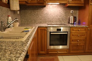 Geschirrspüler, Wasserkocher mit Kaffee-/Teezubehör, Toaster, Mixer