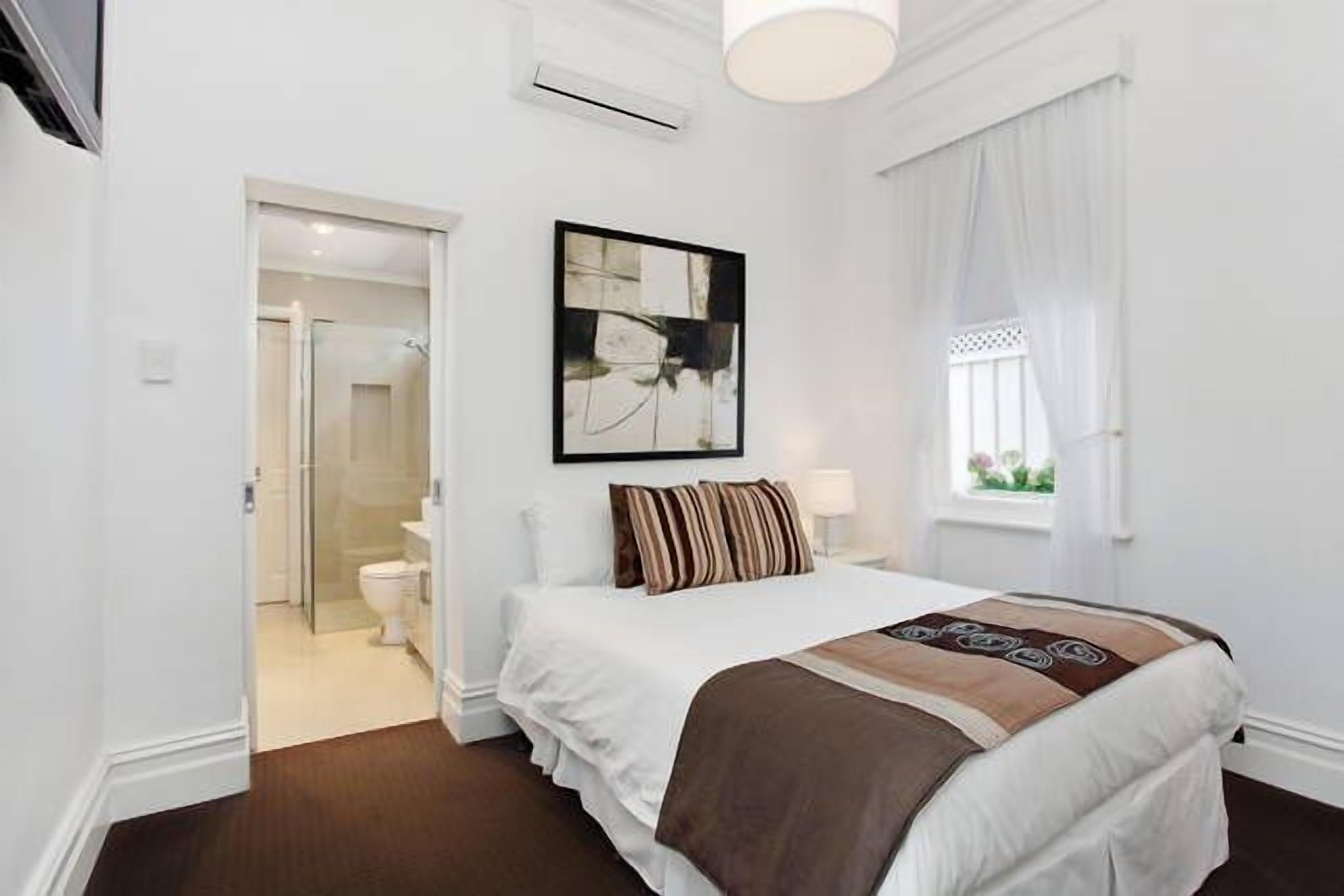 \"Mooranda\" Victorian Terrace House — image 8