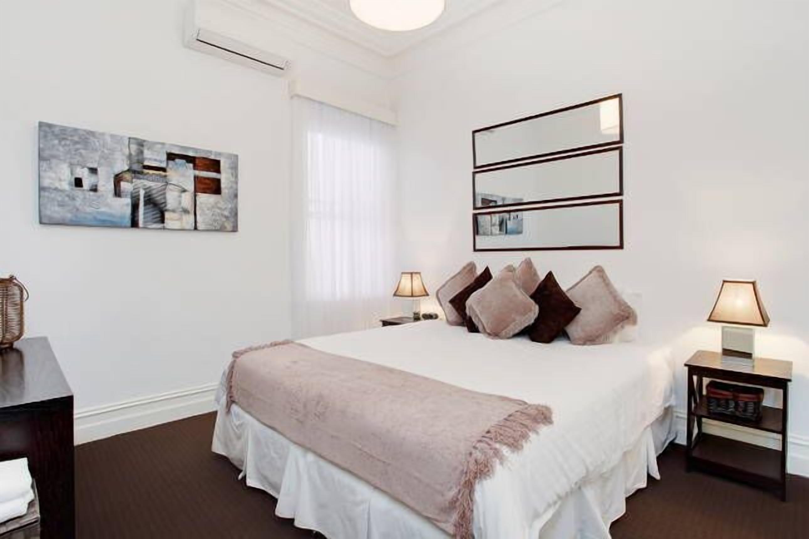 \"Mooranda\" Victorian Terrace House — image 9