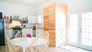 Jääkaappi, mikroaaltouuni, uuni, liesi