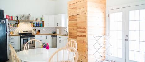 ثلاجة، ميكروويف، فرن، موقد طهي مسطح