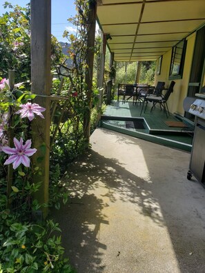 Outdoor dining - Orchard View Cottage close to beaches, walks, wineries and the Abel Tasman. (Motueka)