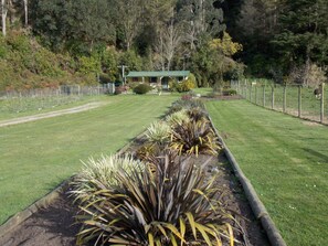 Property grounds - Orchard View Cottage close to beaches, walks, wineries and the Abel Tasman. (Motueka)