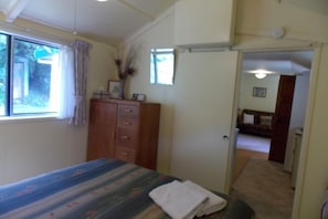 2 bedrooms, iron/ironing board, free WiFi, bed sheets - Orchard View Cottage. Close to the beaches away from the crowds! (Motueka)