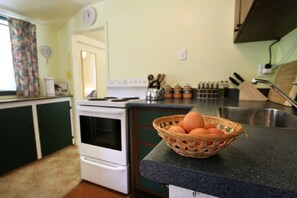 Fridge, microwave, oven, electric kettle - Orchard View Cottage close to beaches, walks, wineries and the Abel Tasman. (Motueka)