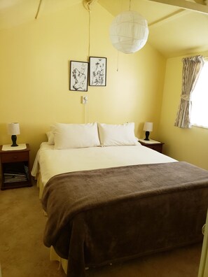 3 bedrooms, iron/ironing board, free WiFi, bed sheets - Orchard View Cottage close to beaches, walks, wineries and the Abel Tasman. (Motueka)