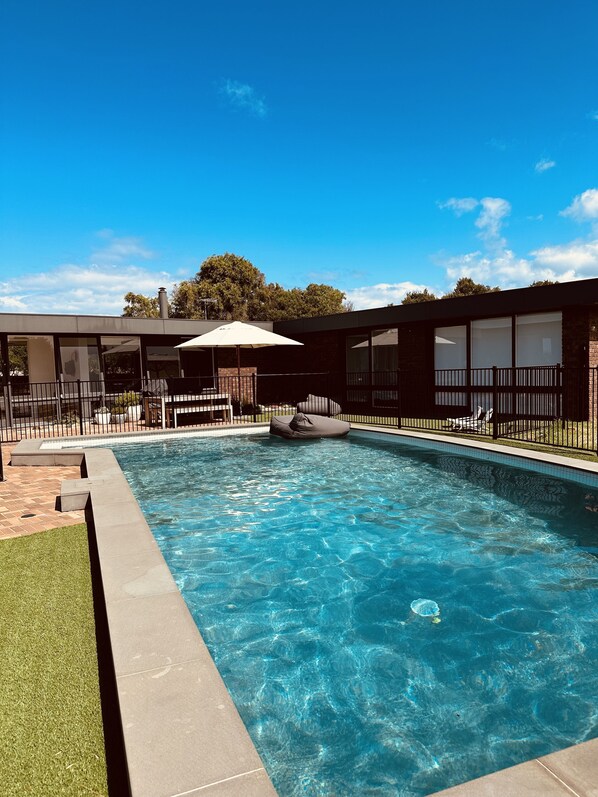 Una piscina al aire libre, una piscina climatizada