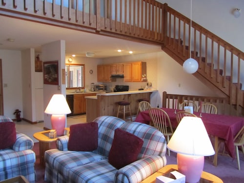 Bretton Woods White Mtn Getaway-fall foliage, mountain views & skiing await
