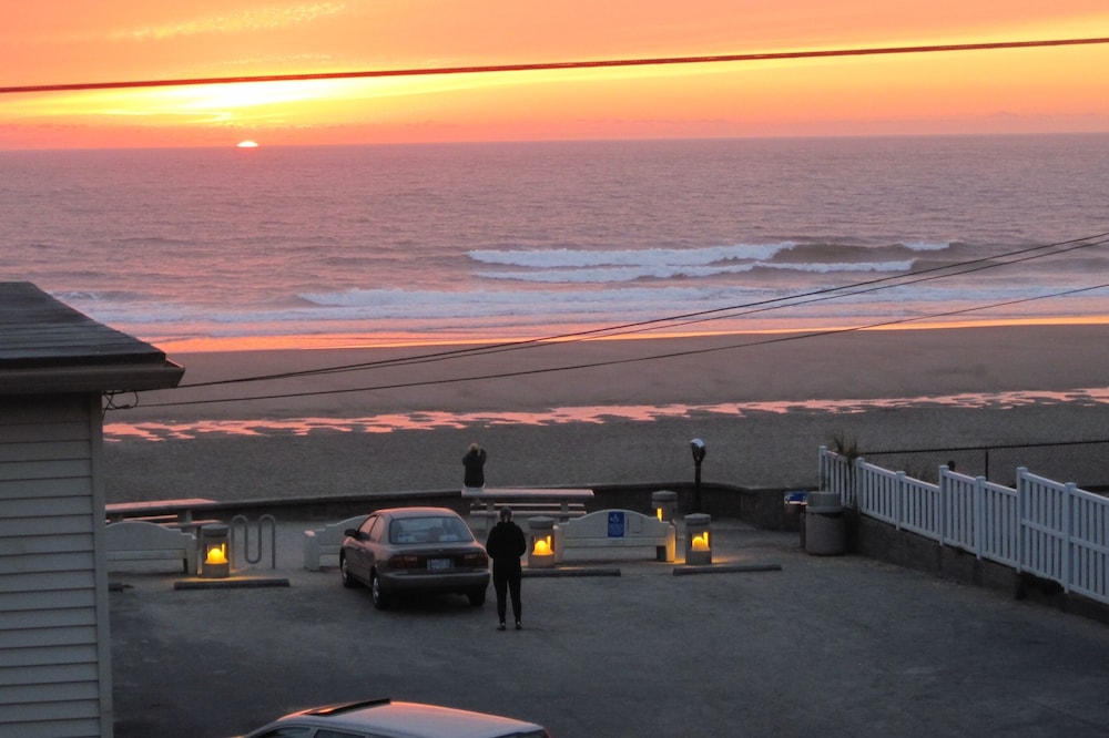 Ocean views! Stair-free Beach Access! Shared Hot Tub! WiFi!