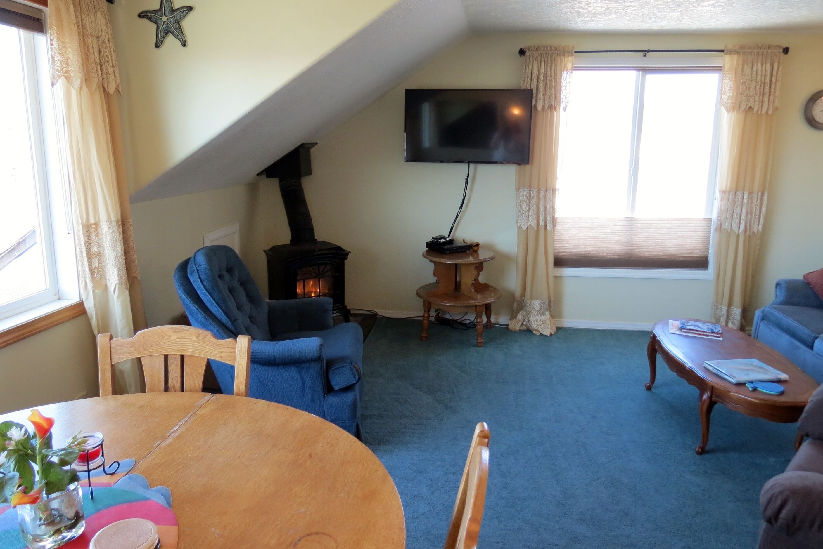 Ocean views! Stair-free Beach Access! Shared Hot Tub! WiFi!