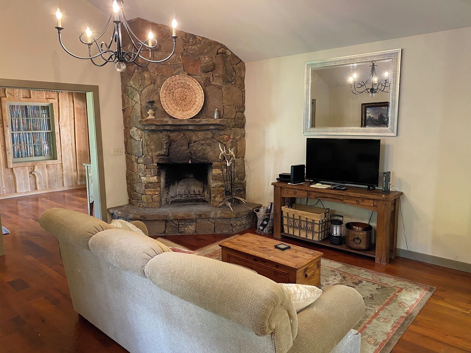 One Bedroom on the Creek with Hot Tub  close to town