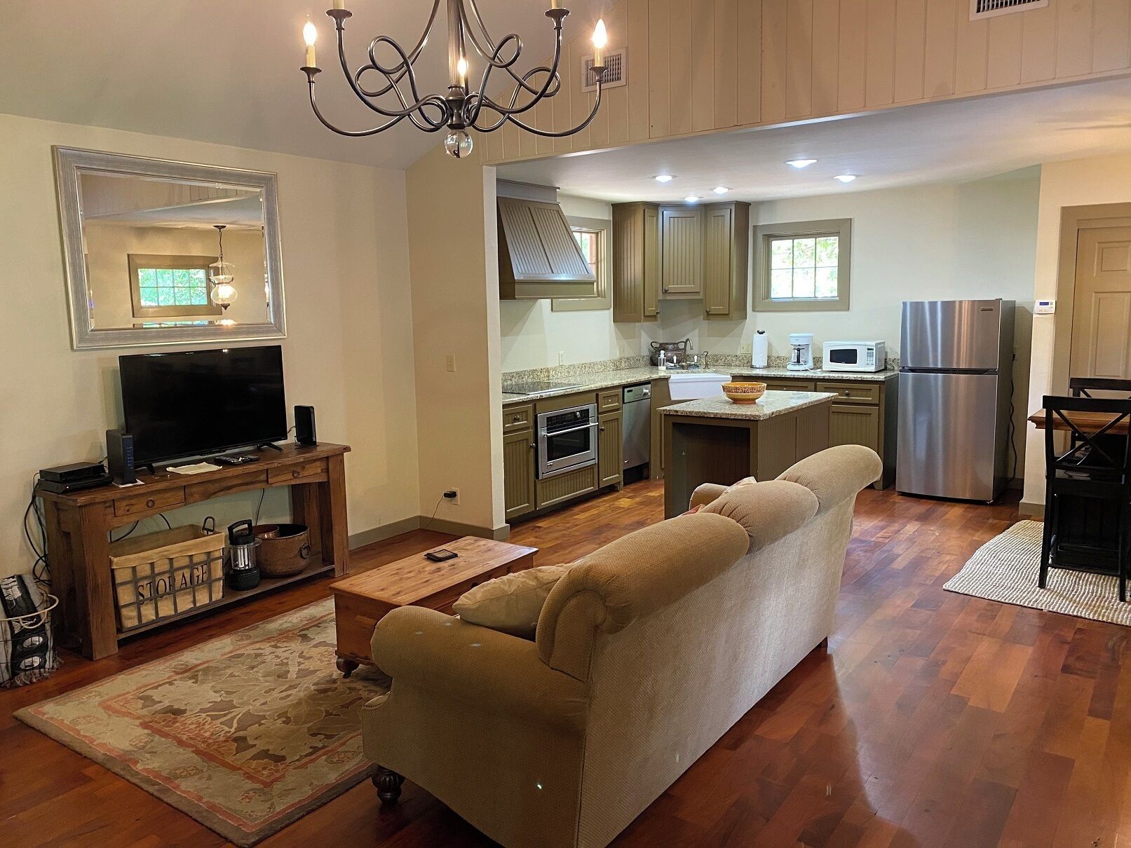 One Bedroom on the Creek with Hot Tub  close to town