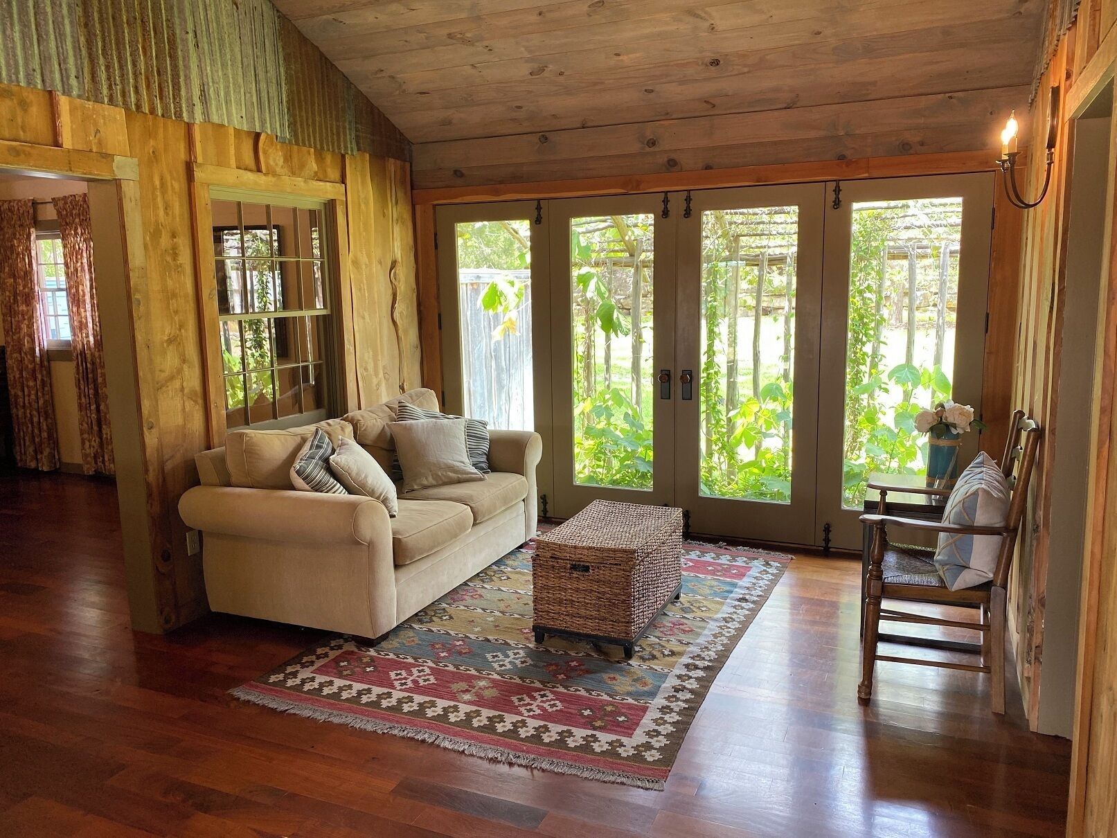 One Bedroom on the Creek with Hot Tub  close to town