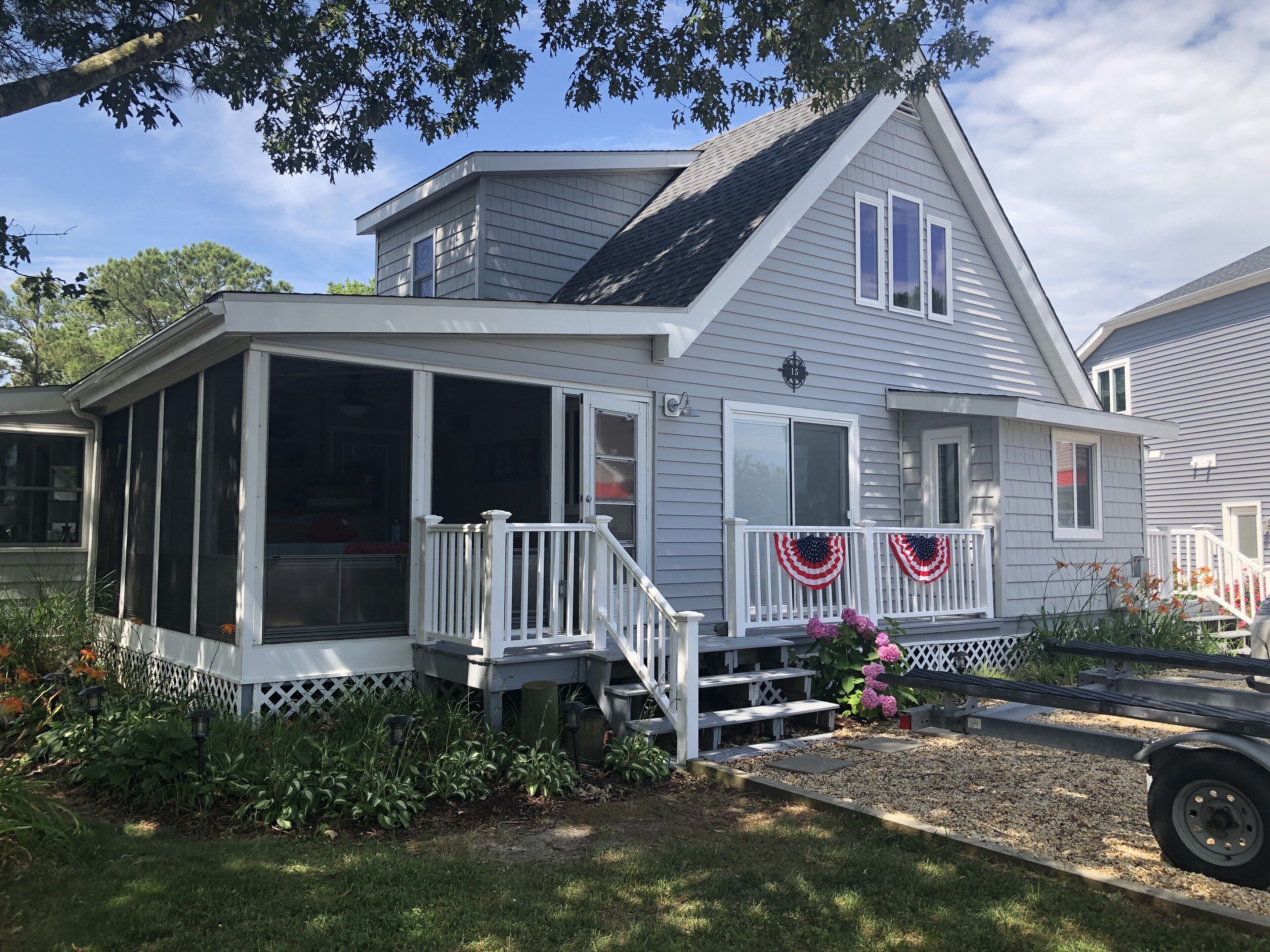 Pura Vida....Canal front beach cottage with private dock and sleeps 8