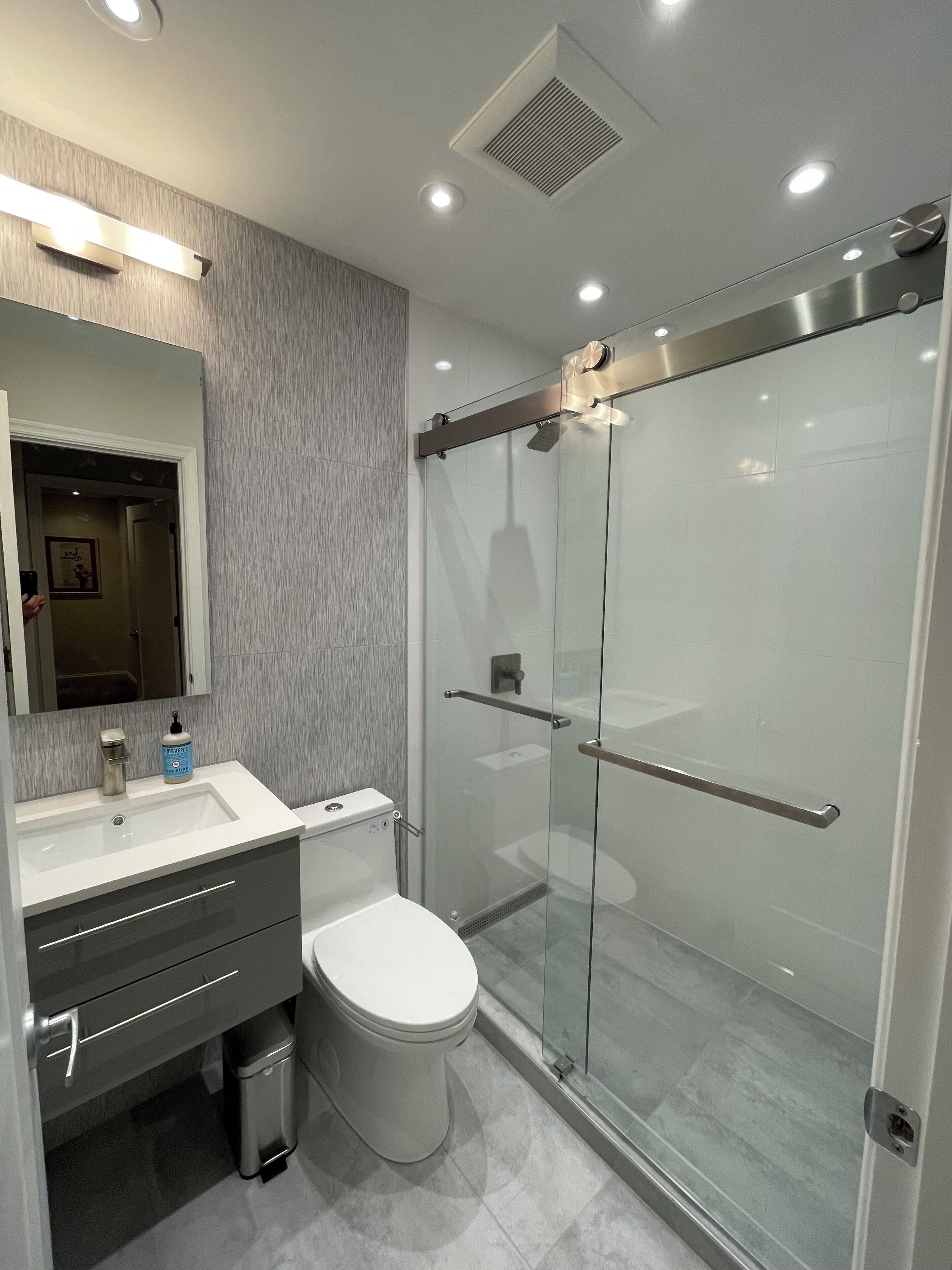 Ensemble douche/baignoire, sèche-cheveux, savon, papier toilette