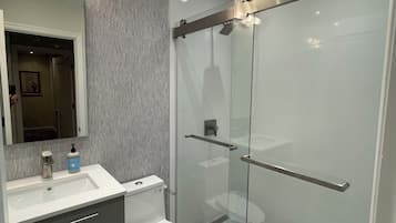 Ensemble douche/baignoire, sĂšche-cheveux, savon, papier toilette
