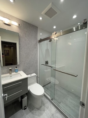 Ensemble douche/baignoire, sĂšche-cheveux, savon, papier toilette