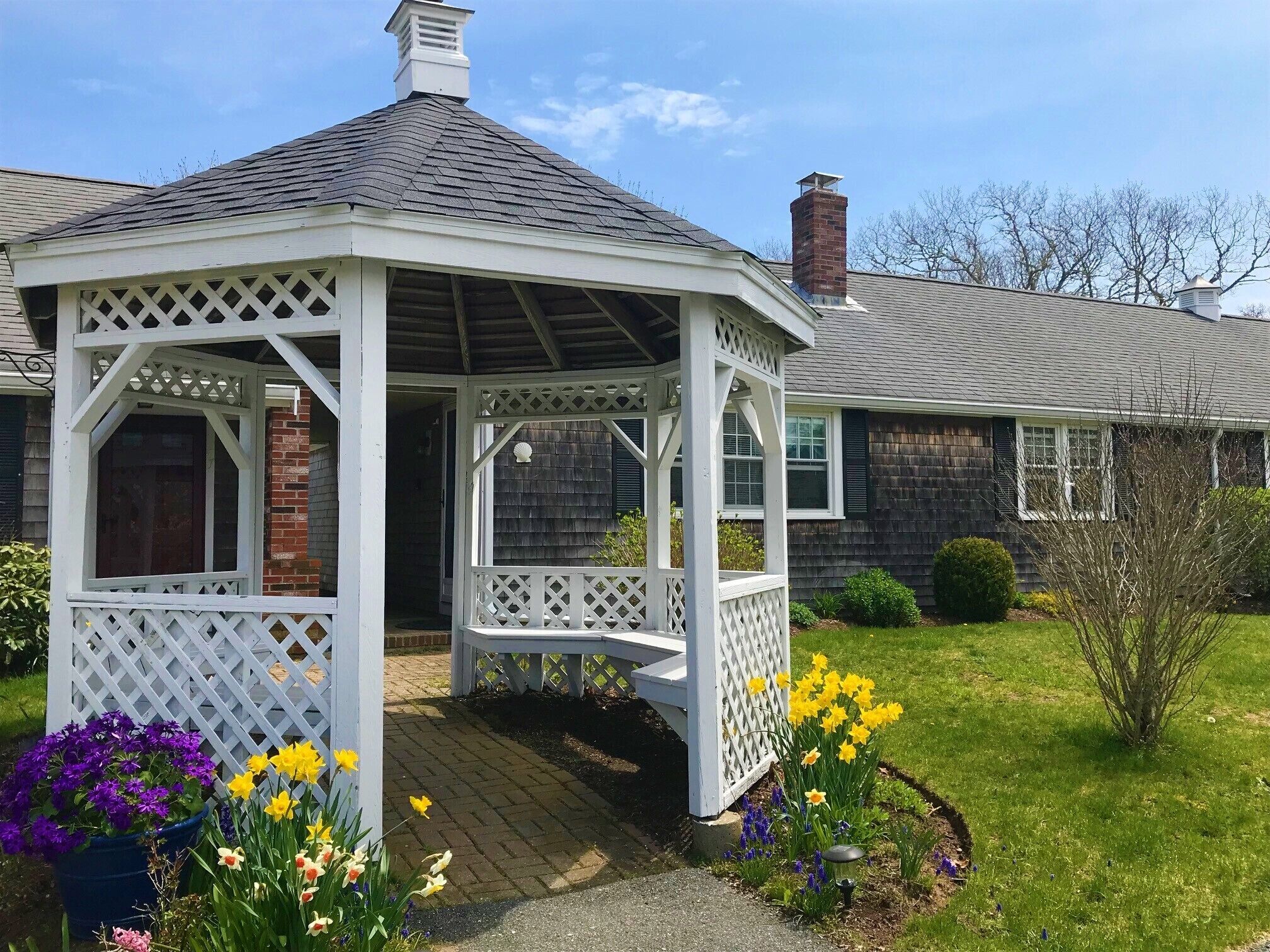 Sunny, Clean & Spacious on Quiet Cul-de-Sac; Walk to Ridgevale Beach