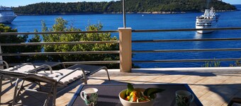 Blue Infinity Waterfront Apartment  