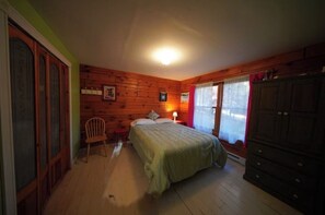 3 bedrooms, free WiFi, bed sheets - Beautiful Log House In Bolton  In Lake George Paradise! Dog friendly! (bolton landing)