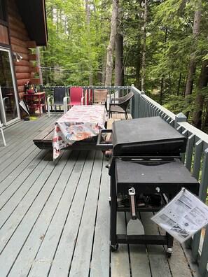 Outdoor dining - Beautiful Log House In Bolton  In Lake George Paradise! Dog friendly! (bolton landing)
