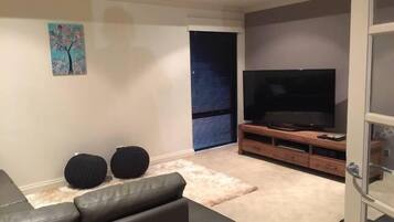 Télévision, lecteur de DVD, livres, vidéothÚque