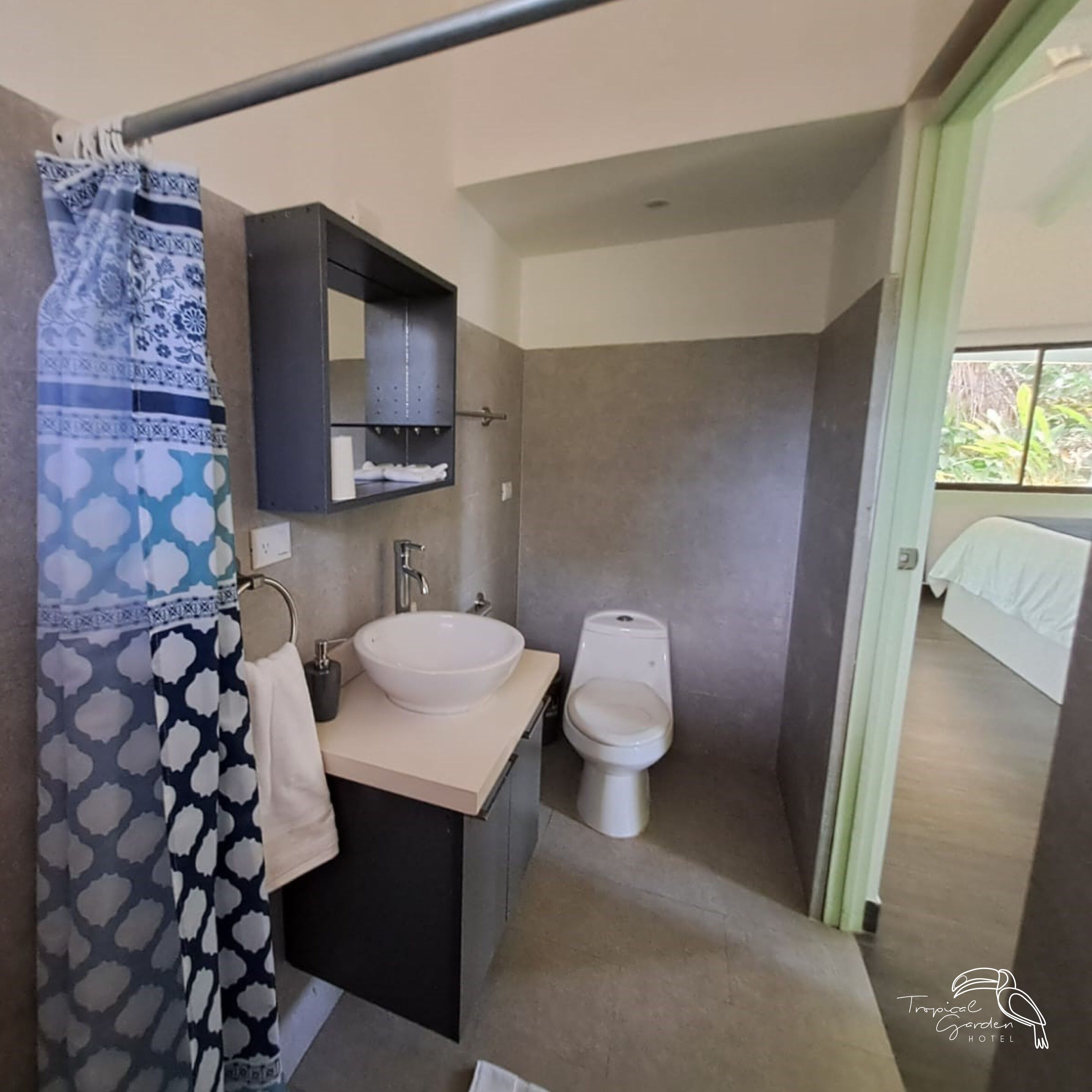 deluxe apartment, accessible, non smoking | bathroom | shower, towels